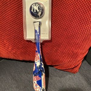 Rawlings brand Yankees mini bat and ball ⚾️